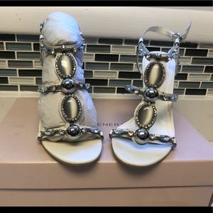 NWOT BCBG  beautiful white shoes